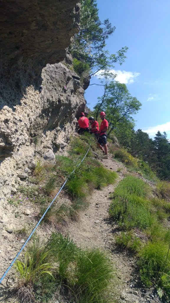 Salvamont Brezoi reparând cablul de siguranță pe Vârful Țurțudan