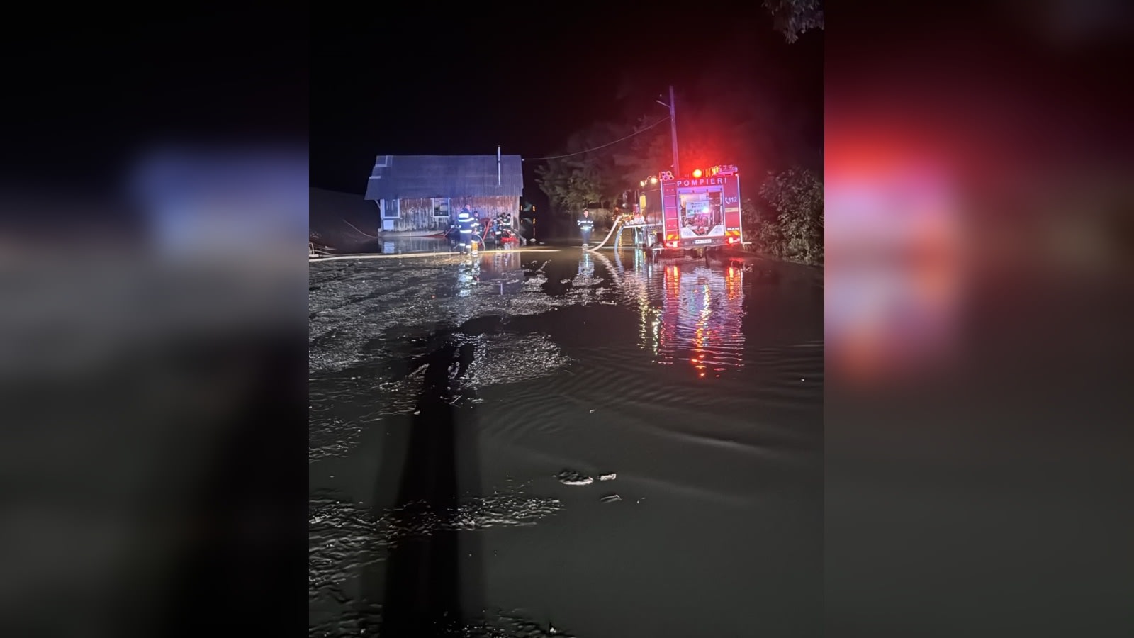 Pompieri în acțiune evacuând apă dintr-o curte din Prahova Pompieri în acțiune evacuând apă dintr-o curte din Prahova
