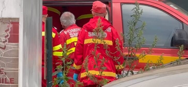 Fetiță de 2 ani în ambulanță, incident cu cazan cu gem