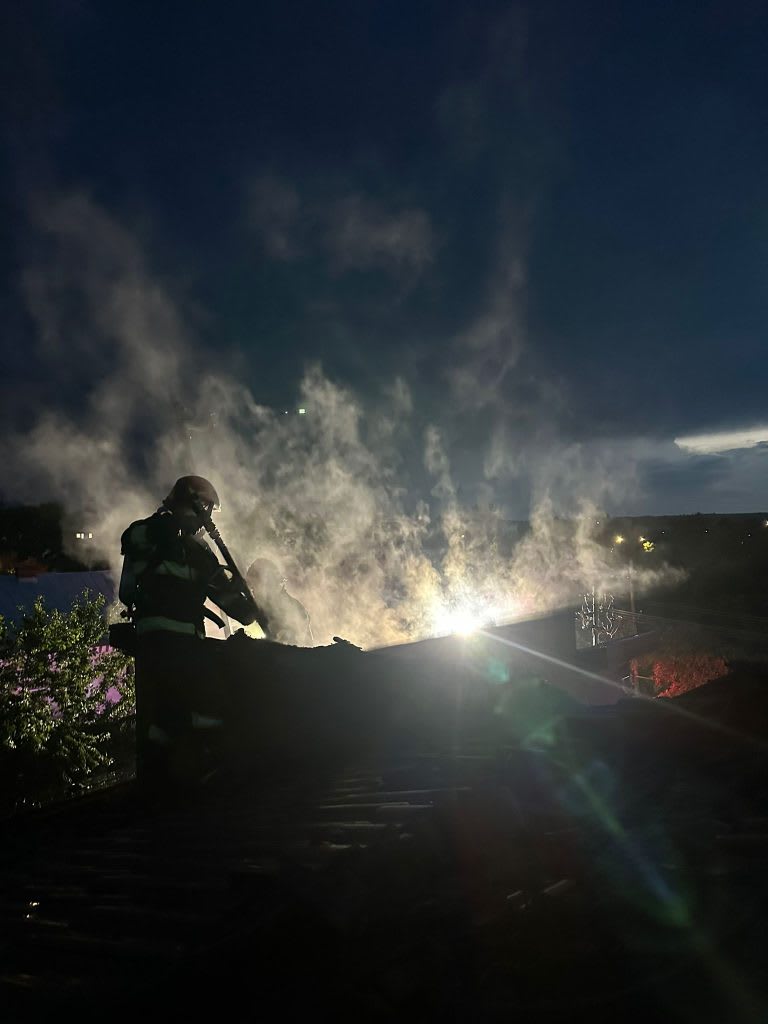 Pompieri din România stingând incendiu la acoperișul unei case din Drăgășani Pompieri din România stingând incendiu la acoperișul unei case din Drăgășani