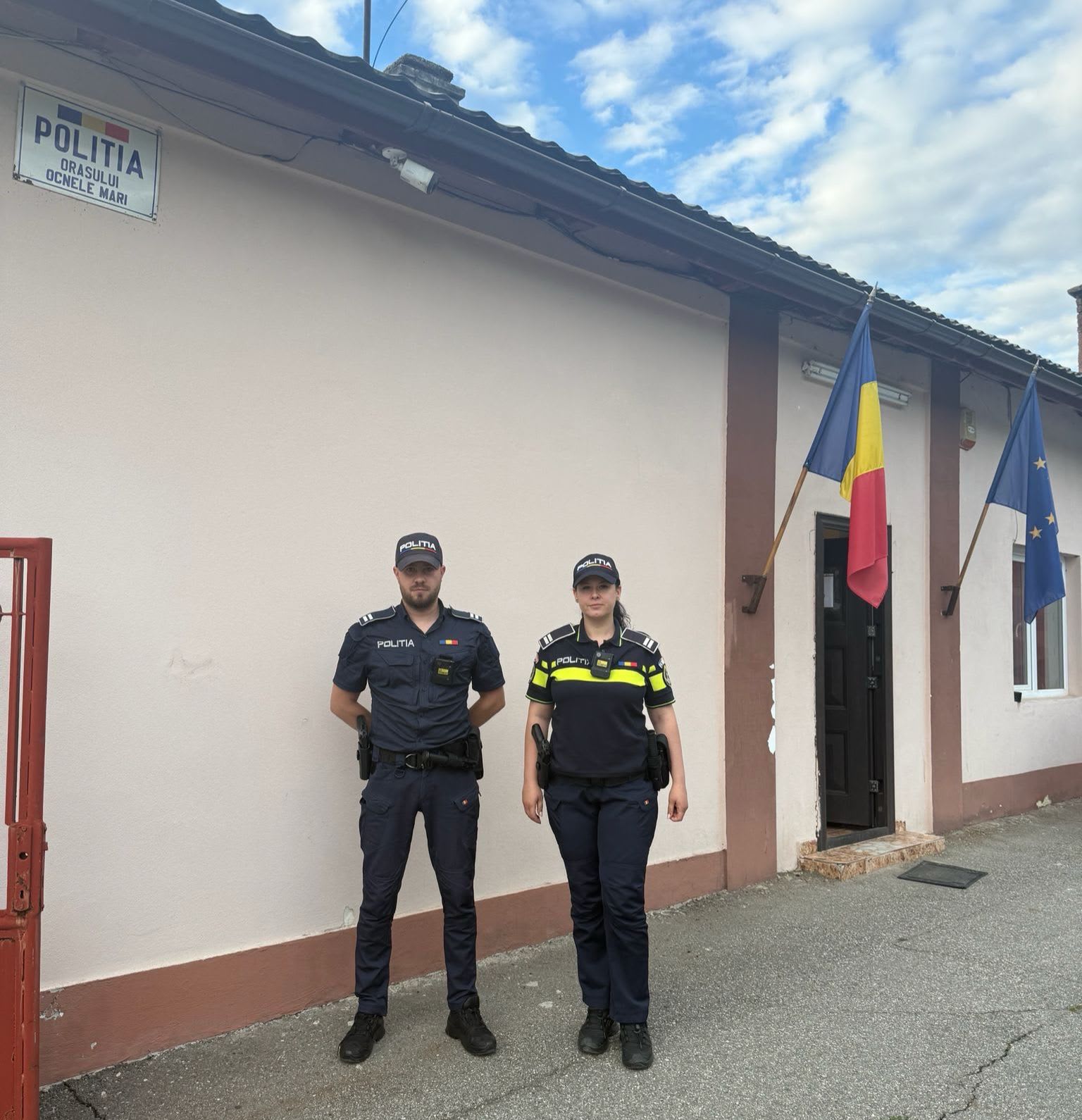 Polițiști din Ocnele Mari acordând primul ajutor unui bărbat accidentat Polițiști din Ocnele Mari acordând primul ajutor unui bărbat accidentat