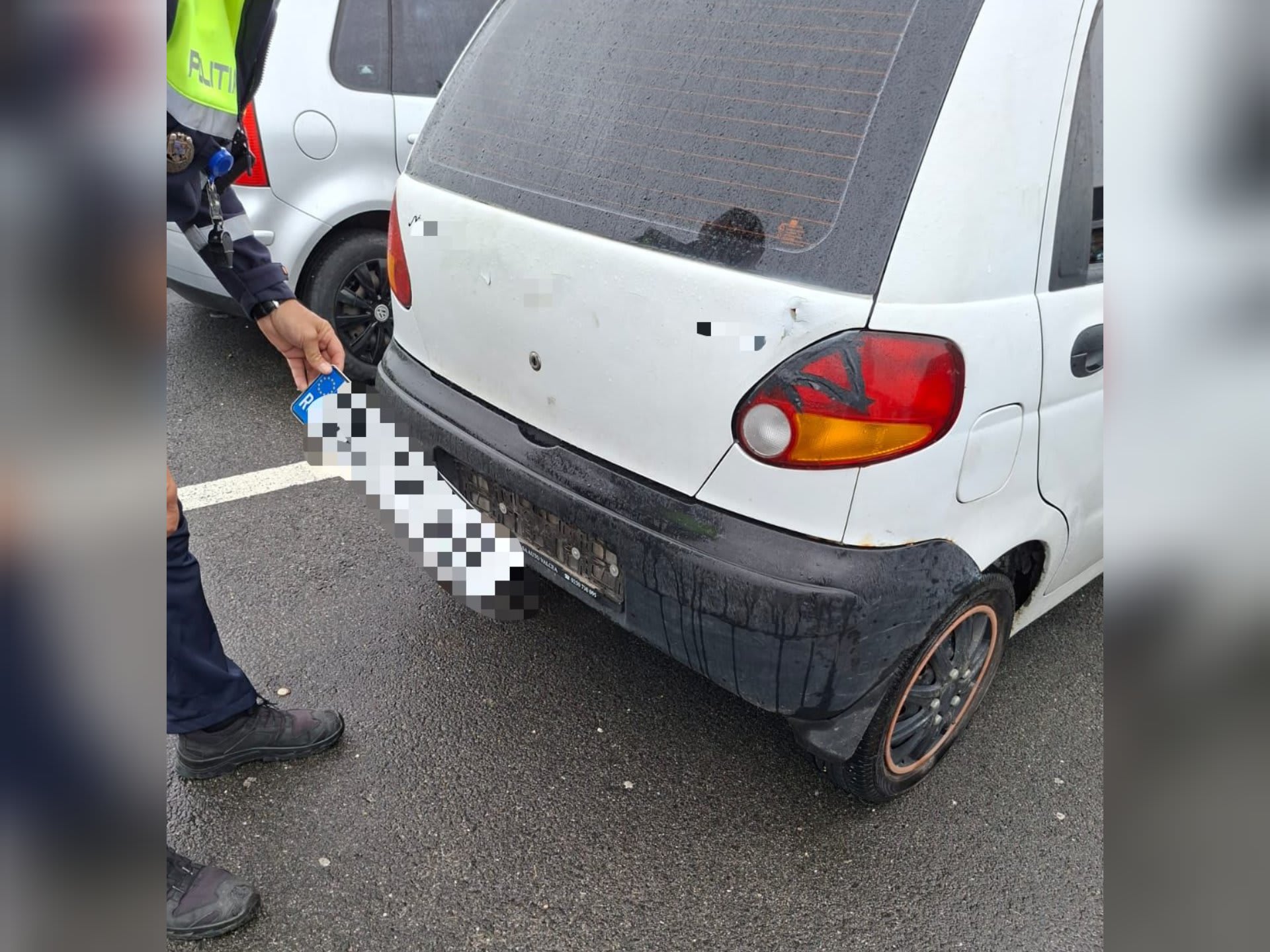Polițiști rutieri oprind un autovehicul pe DN 67 în Vâlcea