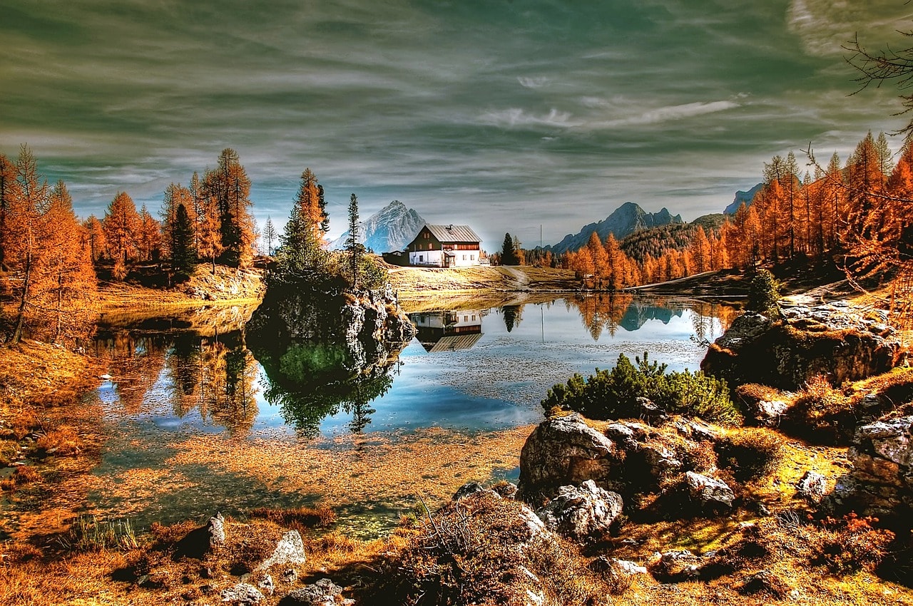 Peisaj natural spectaculos din Ungaria cu lac, stânci și izvoare