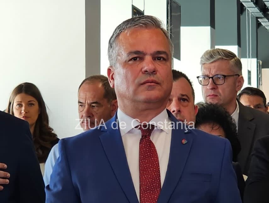 Adrian Veștea în fața Palatului Cotroceni în timpul declarației