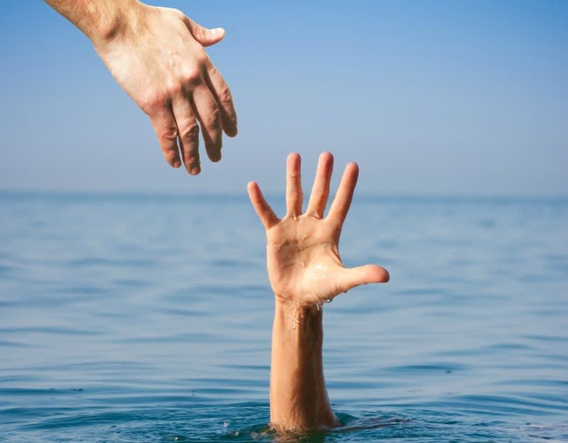 Echipaje medicale intervenind în Mamaia după accident