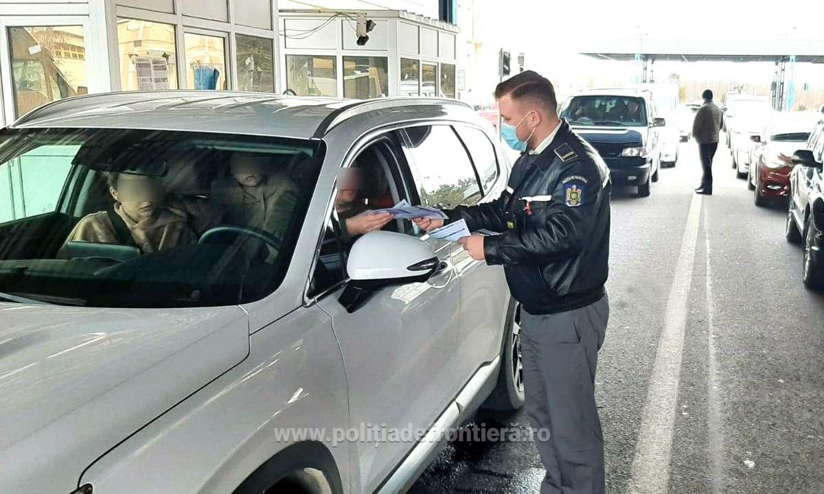 Polițiști de frontieră verificând documente electronic