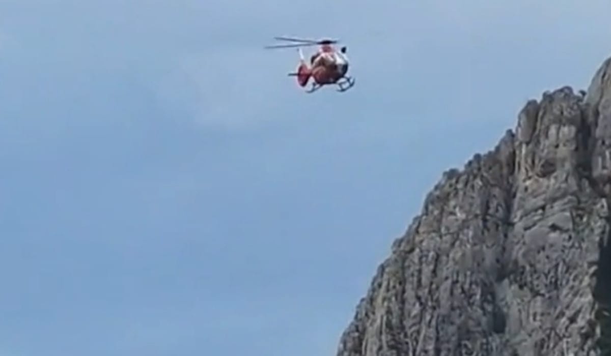 Salvamontiști intervenind cu elicopterul în Cheile Turzii după accident Salvamontiști intervenind cu elicopterul în Cheile Turzii după accident