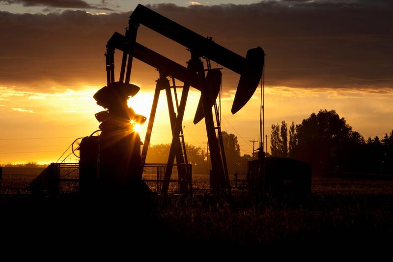 Petrol și nave petroliere în port, simbol al pieței energetice Petrol și nave petroliere în port, simbol al pieței energetice