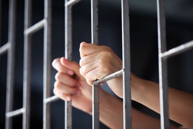 Polițiști satmareni aplicând mandat de executare a pedepsei Polițiști satmareni aplicând mandat de executare a pedepsei