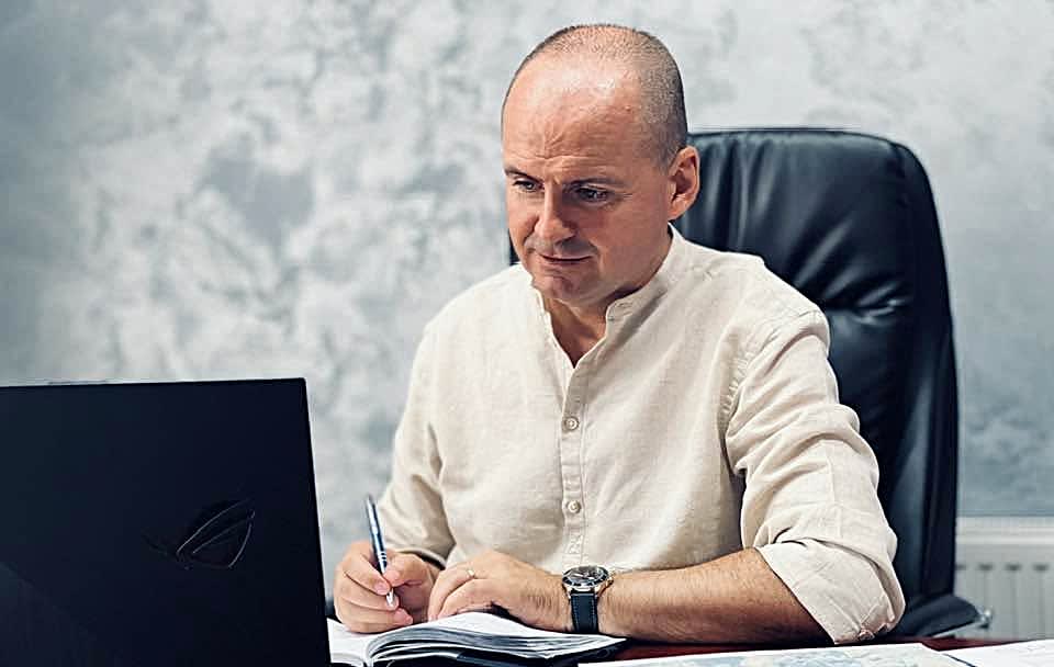 Primarul Ionuț Ghiur discutând cu crescătorii de animale Primarul Ionuț Ghiur discutând cu crescătorii de animale