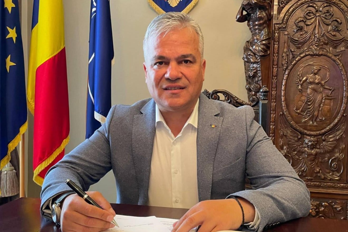 Adrian Veștea la o conferință de presă Adrian Veștea la o conferință de presă
