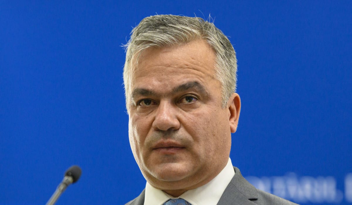 Adrian Veștea în discurs, în fața sediului PNL, în context politic Adrian Veștea în discurs, în fața sediului PNL, în context politic