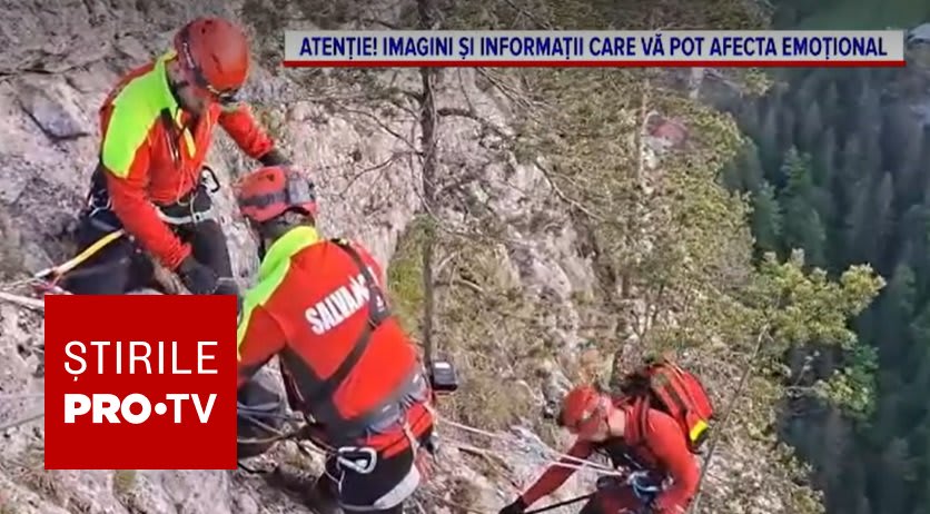 Salvamontiști montani recuperând corpul unui alpinist din Cheile Turzii Salvamontiști montani recuperând corpul unui alpinist din Cheile Turzii