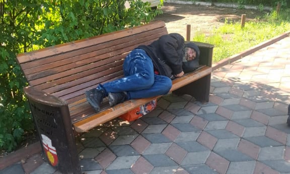 Oamenii invizibili ai României. Povestea celor 800 care au găsit acasă în Casele Noastre