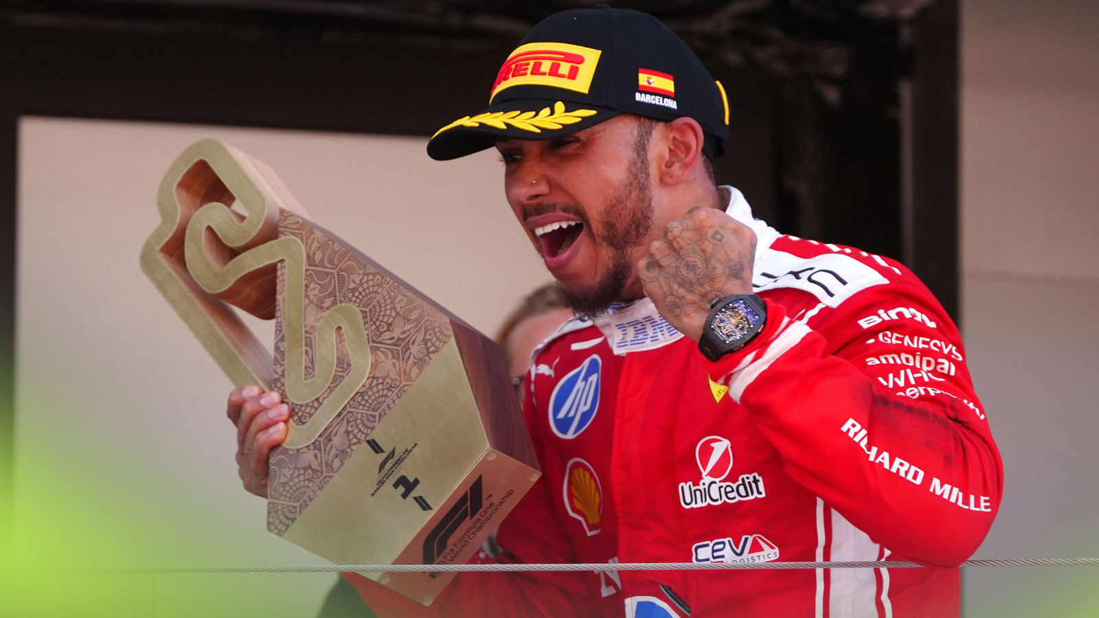 Lewis Hamilton în mașina de curse Ferrari pe circuitul de la Montmeló Lewis Hamilton în mașina de curse Ferrari pe circuitul de la Montmeló
