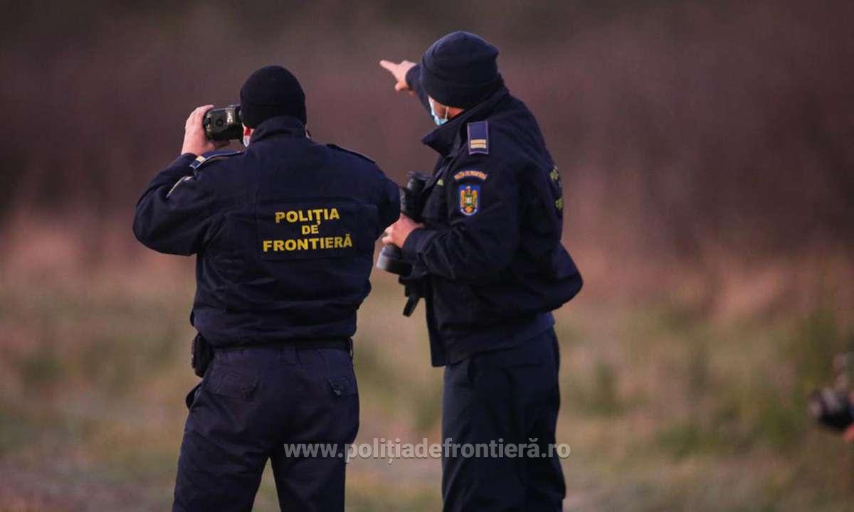 Polițiști de frontieră români interceptând un migrant ilegal