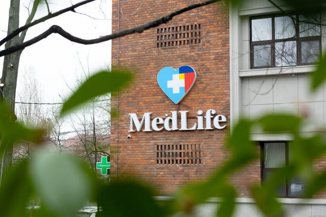 Pacient în spital MedLife, consult medical, echipament medical modern Pacient în spital MedLife, consult medical, echipament medical modern
