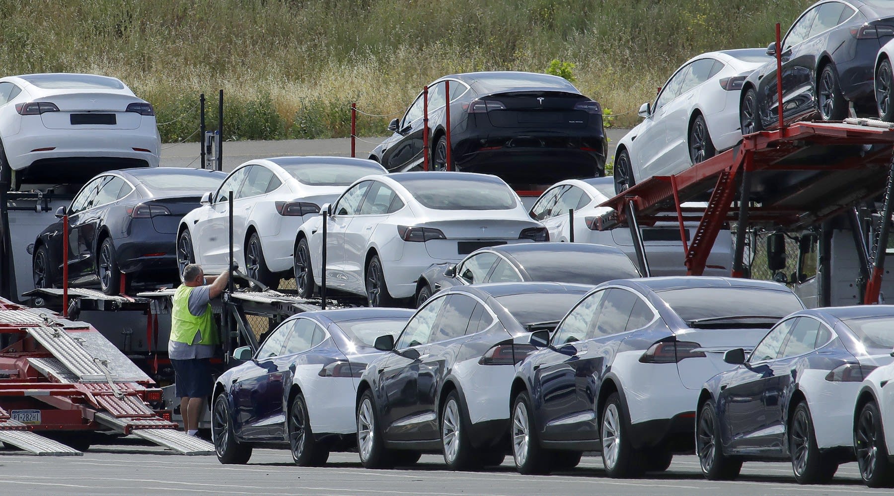 Mașini Tesla autonome în timpul testelor pe drumuri europene