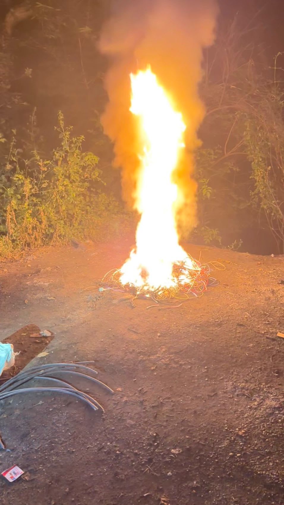 Femeie incendind cabluri electrice pentru cupru, zona Râmnicu Vâlcea Femeie incendind cabluri electrice pentru cupru, zona Râmnicu Vâlcea