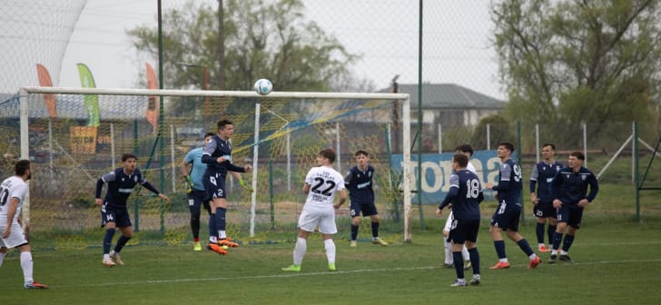 Meci de fotbal în faza regională a Cupei României, echipe în acțiune