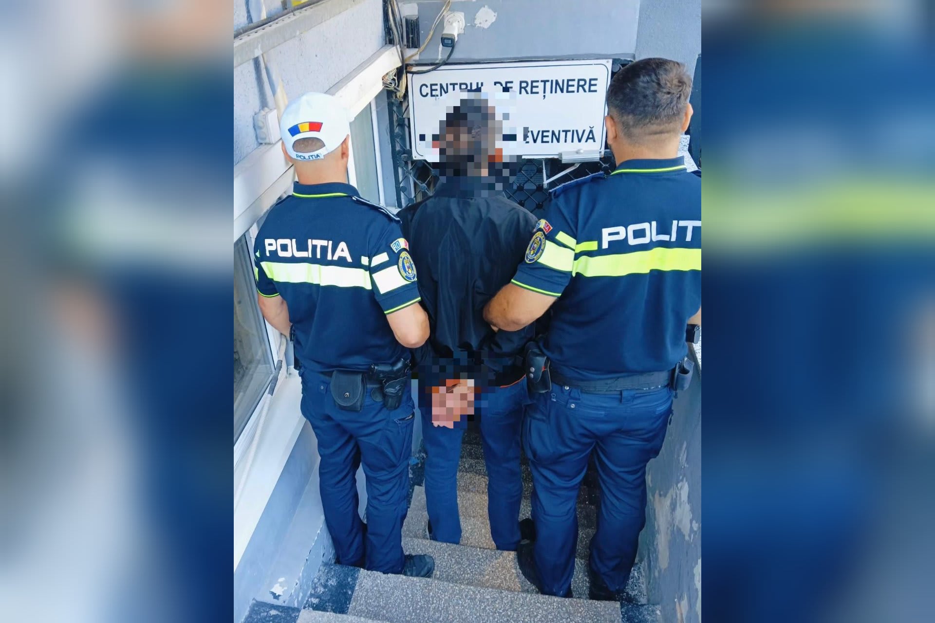 Polițiști în control rutier în Vâlcea, verificând un șofer