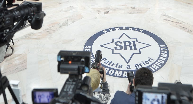 Polițiști și anchetatori în timpul perchezițiilor la domiciliu