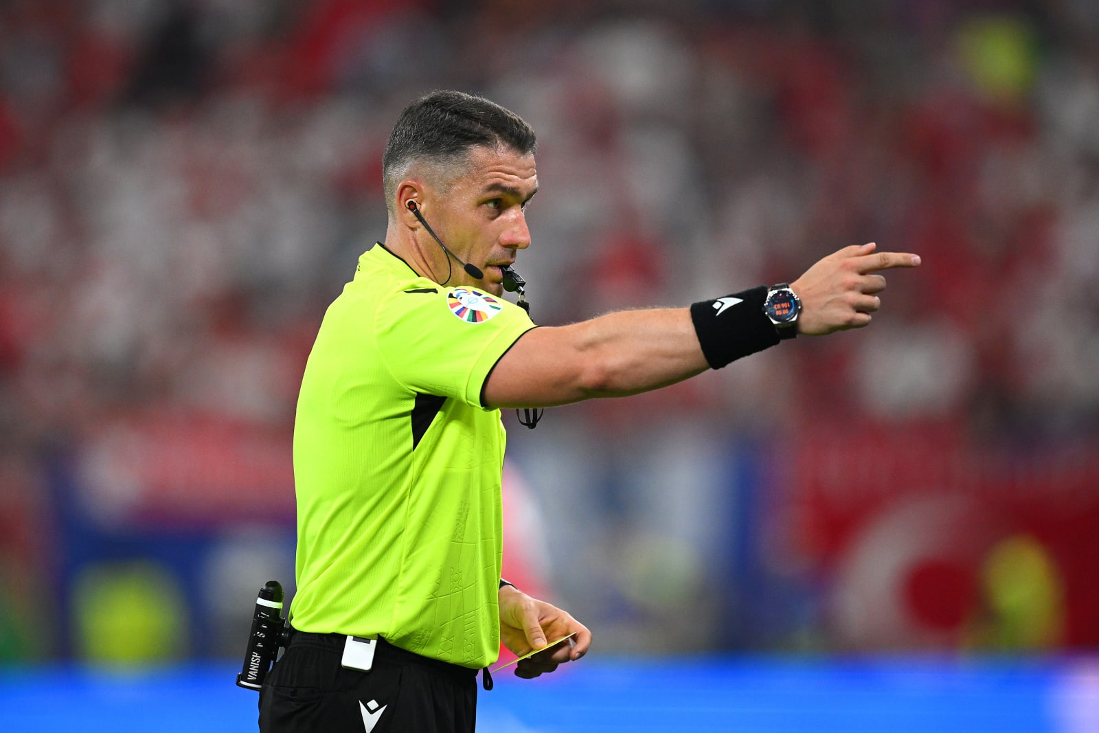 Arbitru român Istvan Kovacs în acțiune la un meci de fotbal