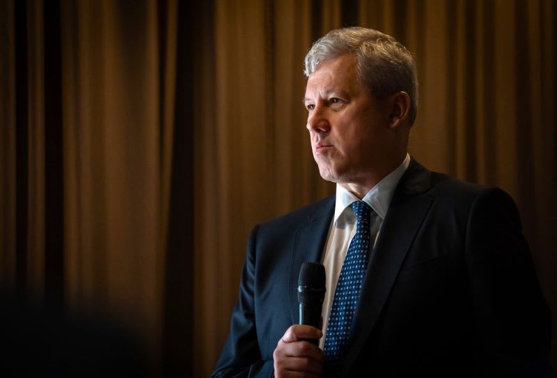 Cătălin Predoiu în timpul unei conferințe de presă