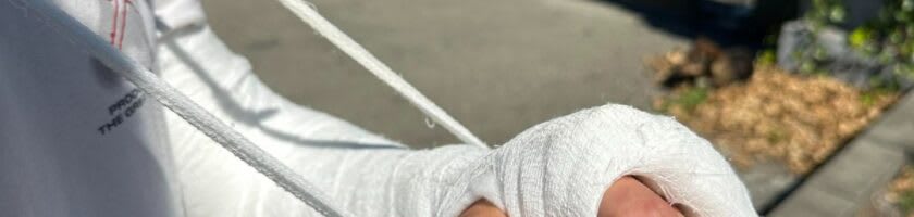 Copil cu mâna imobilizată la intrarea în complexul de agrement