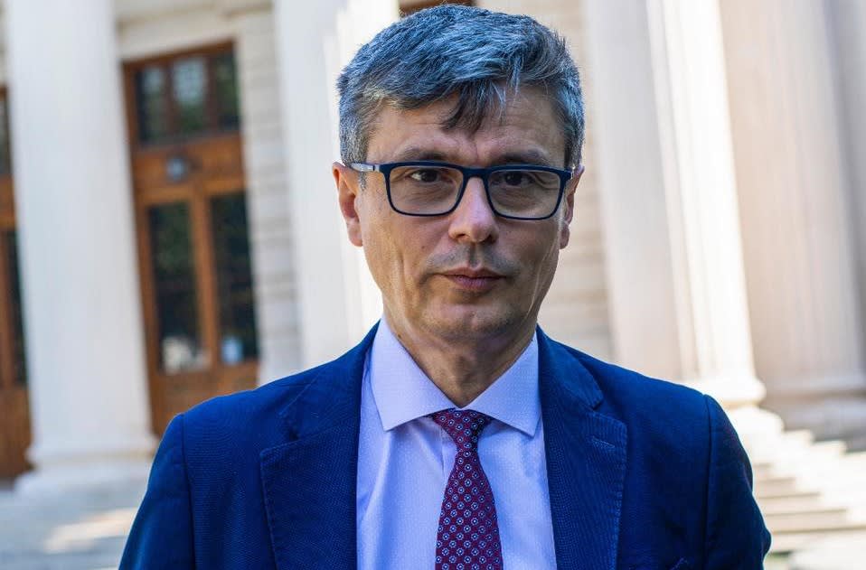 Benzinărie cu pompe și șoferi plătind pentru combustibil Benzinărie cu pompe și șoferi plătind pentru combustibil