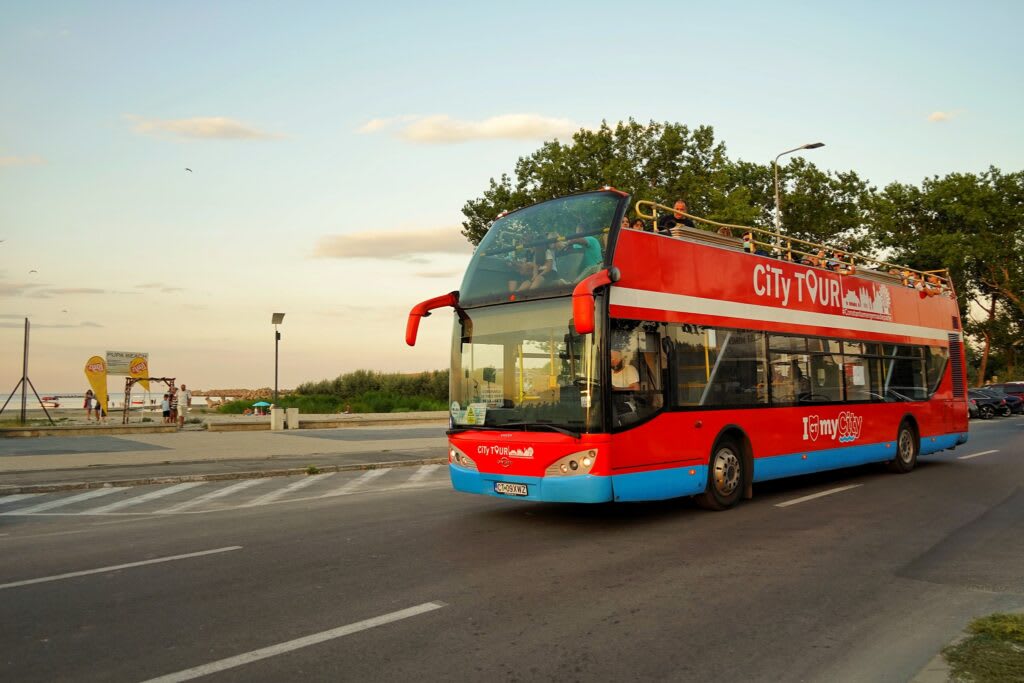 Autobuz etajat pe traseul City Tour în Constanța, port și atracții turistice
