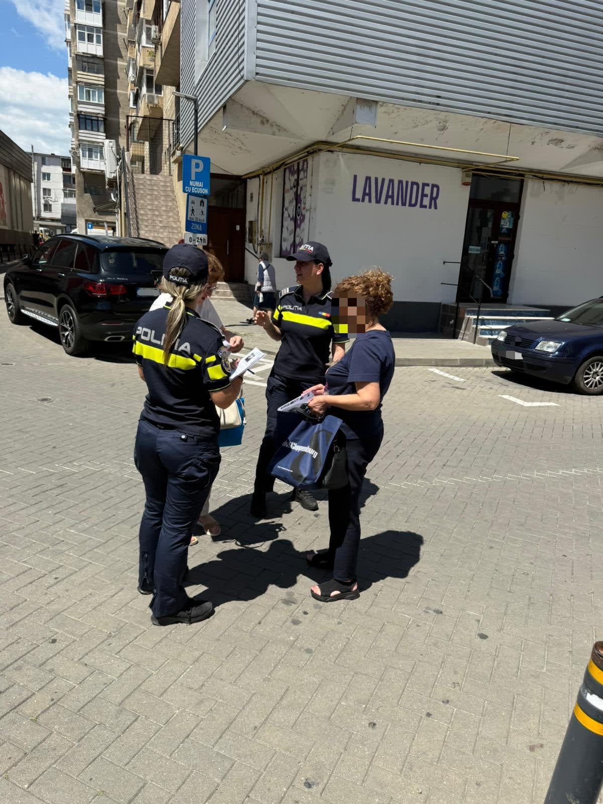 Polițiști vâlceni distribuind materiale informative cetățenilor