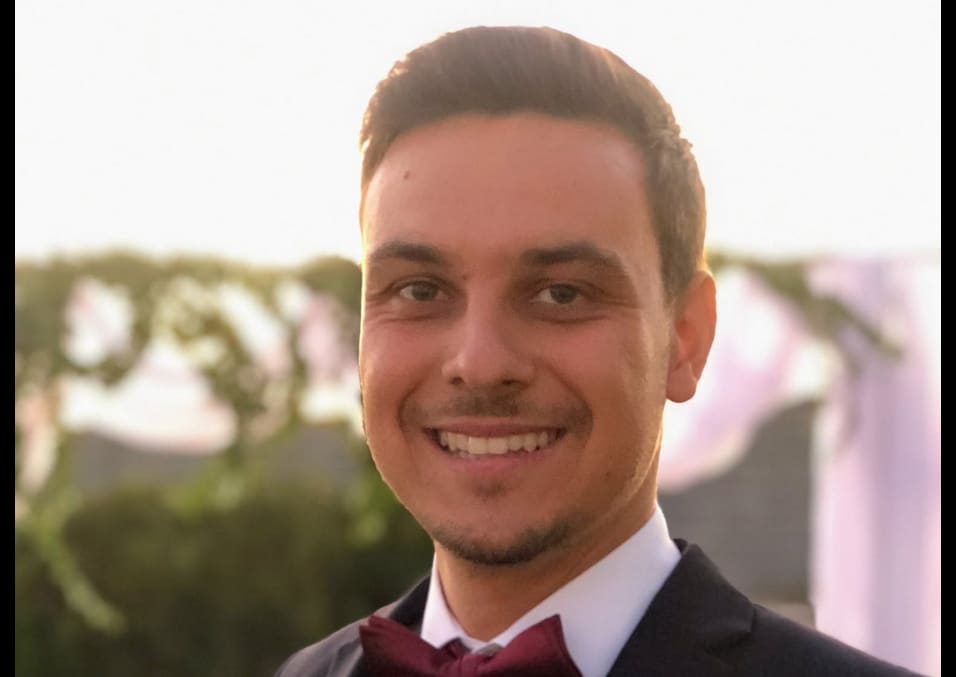 Paul Finta în fața clădirii Prefecturii Timiș, în timpul ceremoniei de numire
