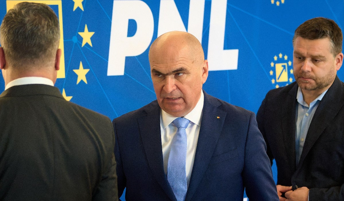 Lideri politici în dezbatere la o reuniune internă a PNL Lideri politici în dezbatere la o reuniune internă a PNL