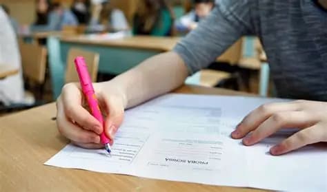 Elevi în sala de examen în Vâlcea, susținând Evaluarea Națională 2026 Elevi în sala de examen în Vâlcea, susținând Evaluarea Națională 2026