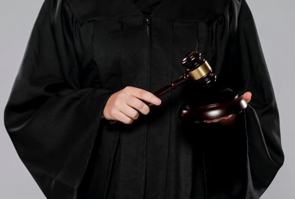 Judecători la tribunal în sala de judecată, dosar pe rol