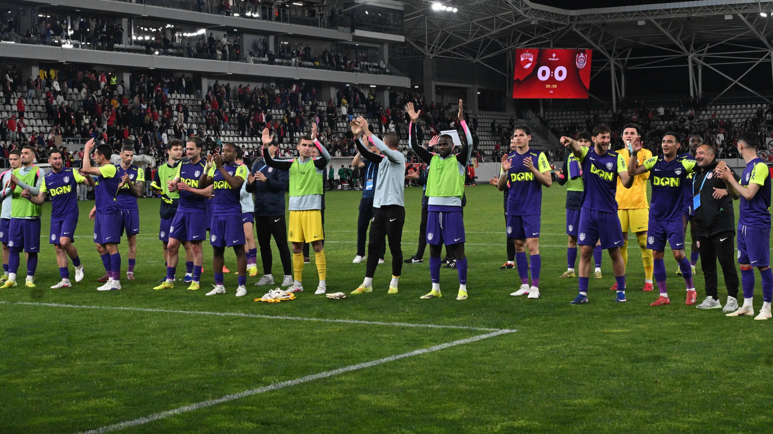 Jucător român în acțiune pe terenul de fotbal Jucător român în acțiune pe terenul de fotbal