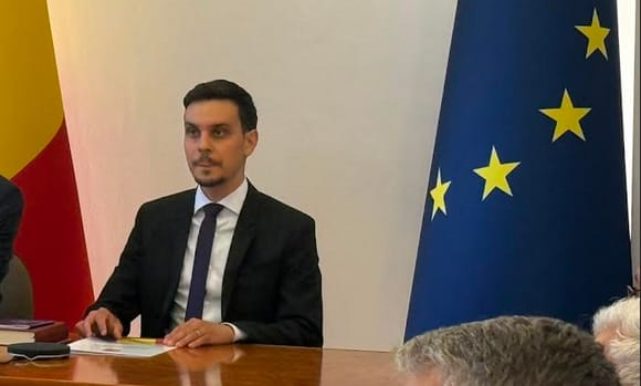 Prefectul de Timiș în conferință de presă, în fața camerei Prefectul de Timiș în conferință de presă, în fața camerei