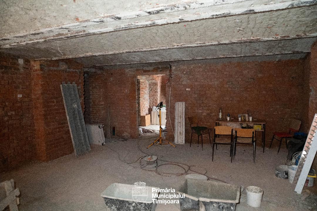 Echipe de constructori în timpul lucrărilor de reparații în școlile din Timișoara