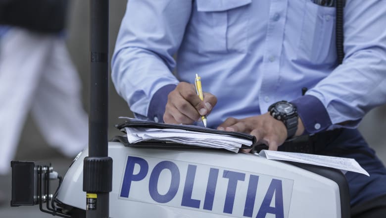 Polițiști verificând animale în județul Vâlcea