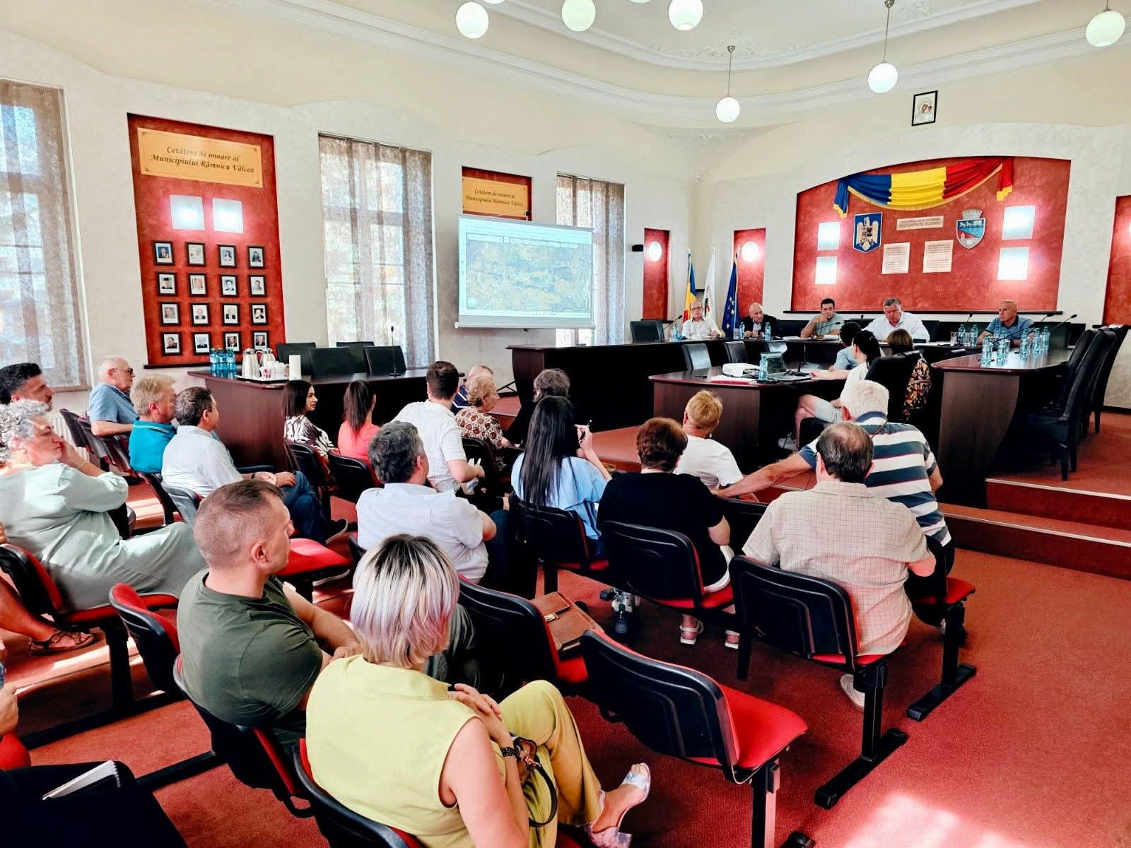 Reprezentanți ai Primăriei discutând cu proprietarii din Livezi despre proiecte de infrastructură