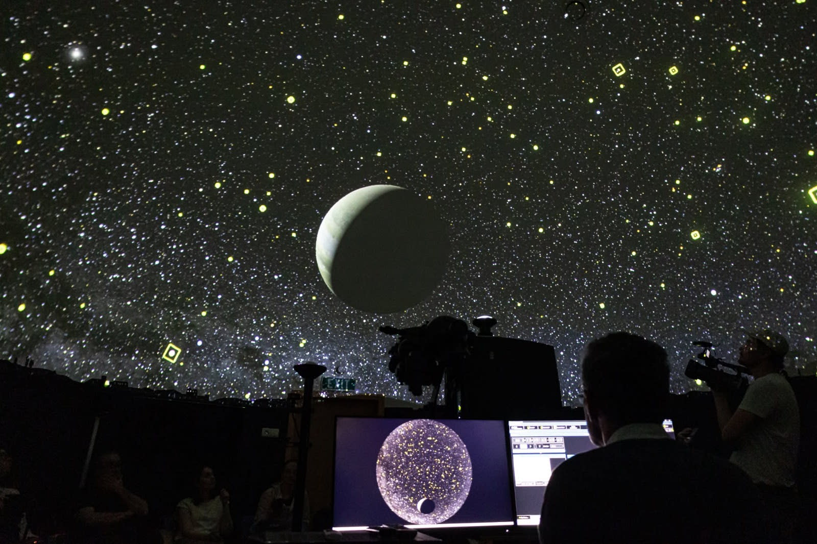 Oameni observați cerul înstelat cu telescoape la Jebel, Timiș