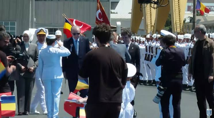 Nicușor Dan și Recep Tayyip Erdogan la ceremonia navală din Istanbul