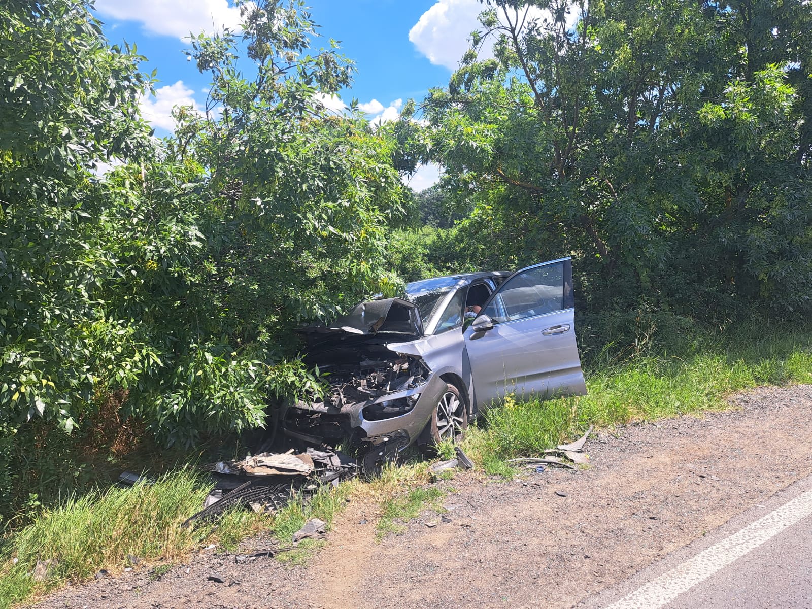 Echipaj de descarcerare intervenind la accident rutier în Timiș Echipaj de descarcerare intervenind la accident rutier în Timiș