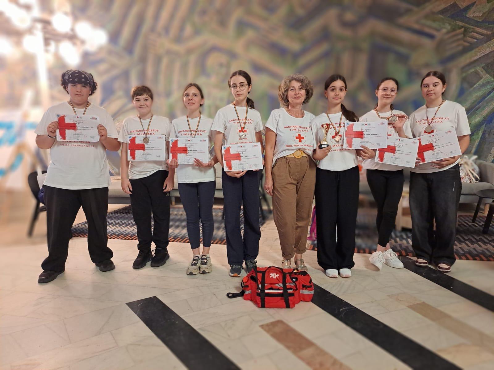 Elevi din Timișoara participând la concursul de prim ajutor