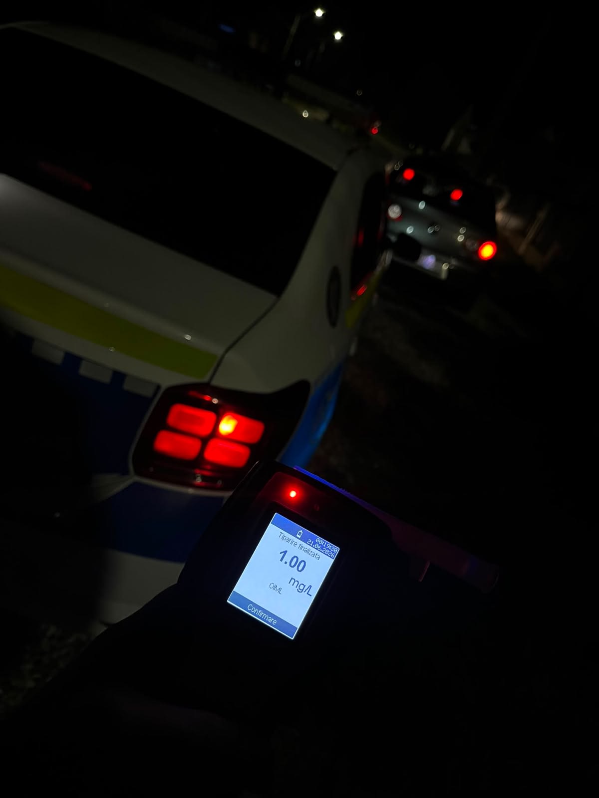 Polițiști rutieri urmărind un autoturism pe străzile din Băile Olănești Polițiști rutieri urmărind un autoturism pe străzile din Băile Olănești