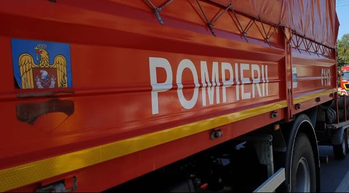 Pompieri în acțiune stingând incendiu la case în Caraș-Severin