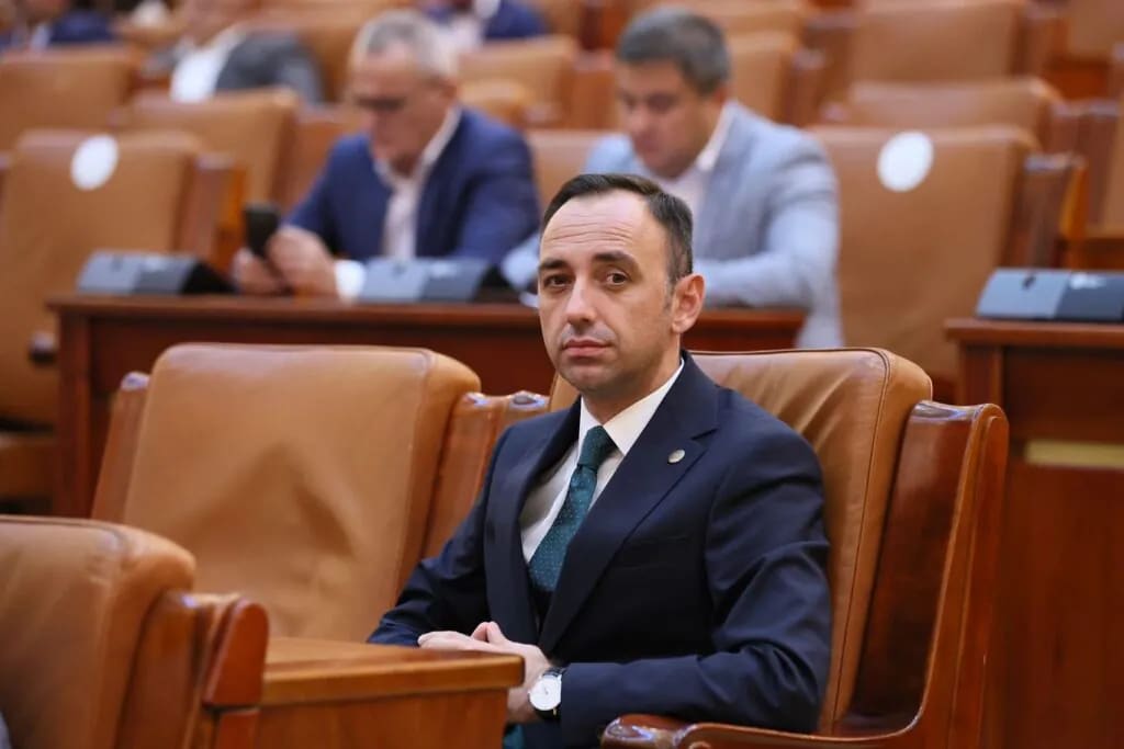 Laurentiu Cazan în sala de ședințe, la conducerea Nuclearelectrica