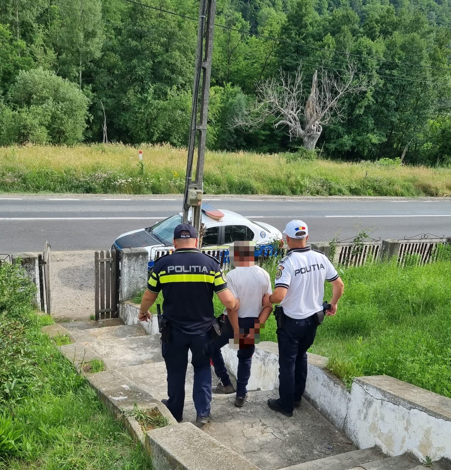 Polițiști și victimă în fața casei din Golești