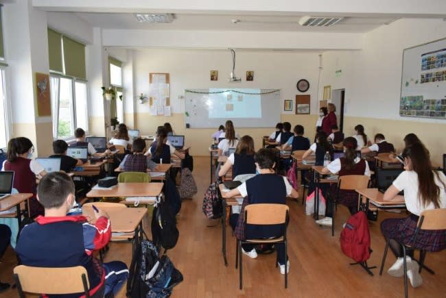 Elevi în sala de examen în Timiș, susținând Evaluarea Națională